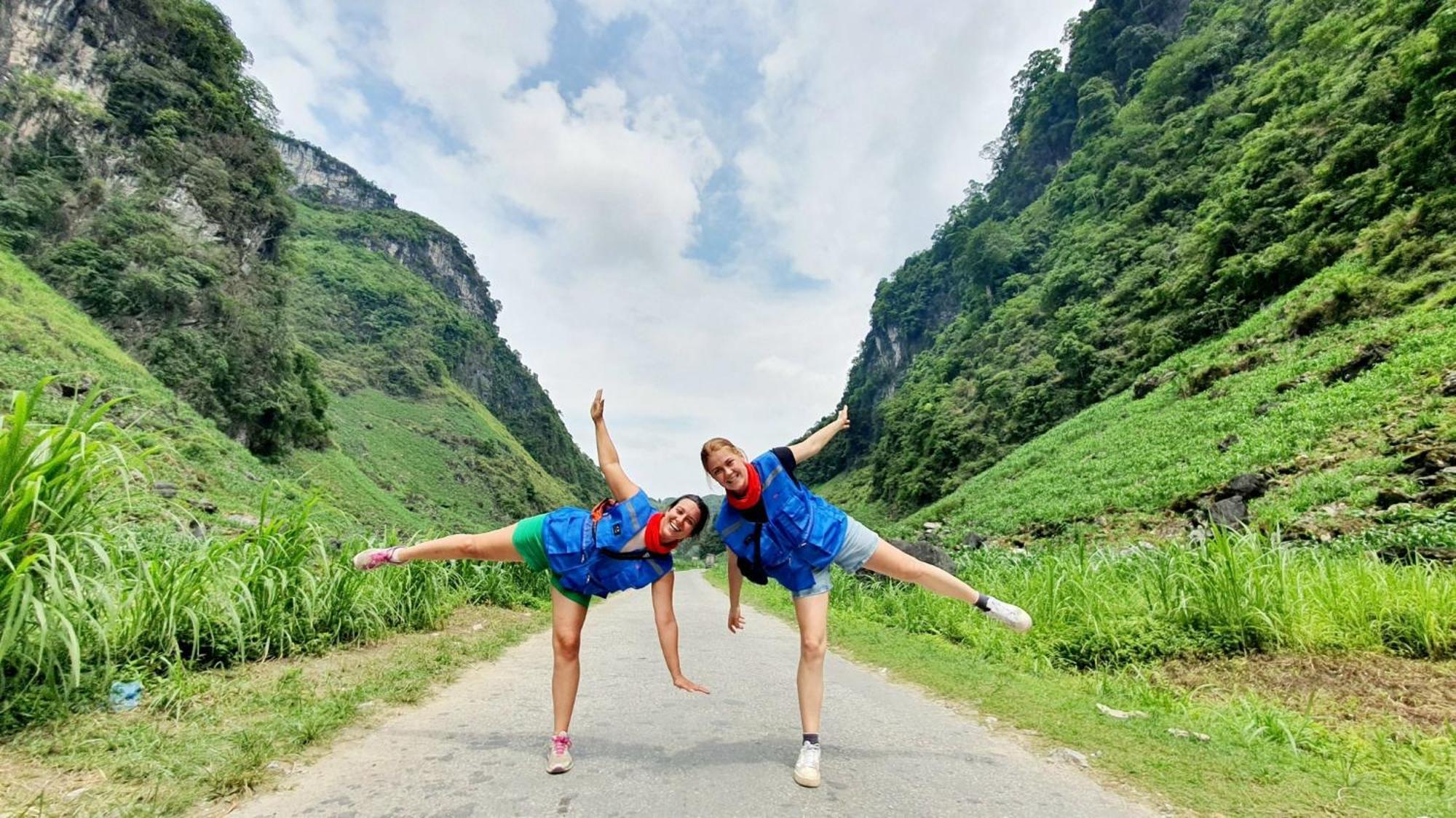 Hotel Yolo Ha Giang Adventures, Motorbike And Loop Tours Esterno foto
