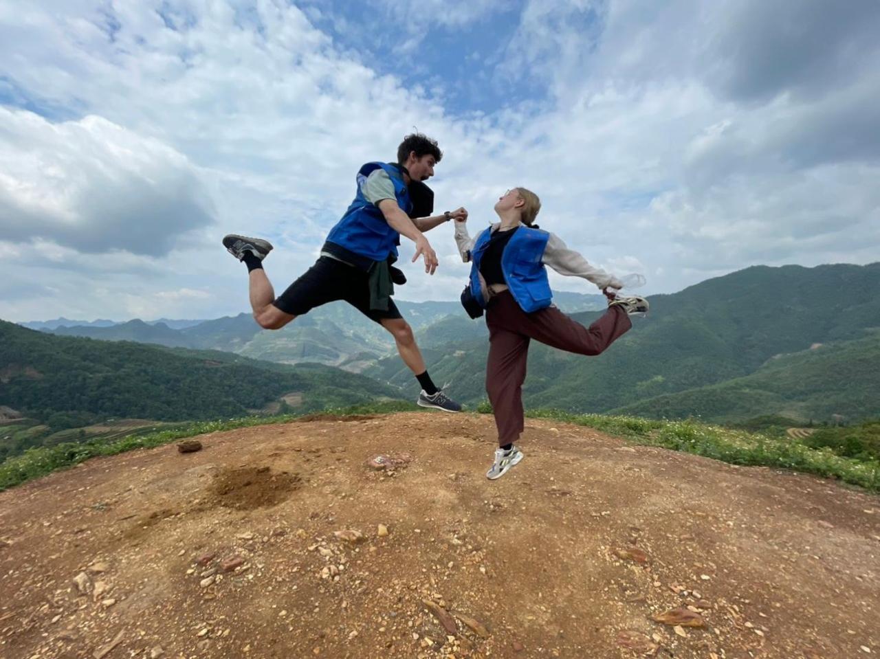 Hotel Yolo Ha Giang Adventures, Motorbike And Loop Tours Esterno foto