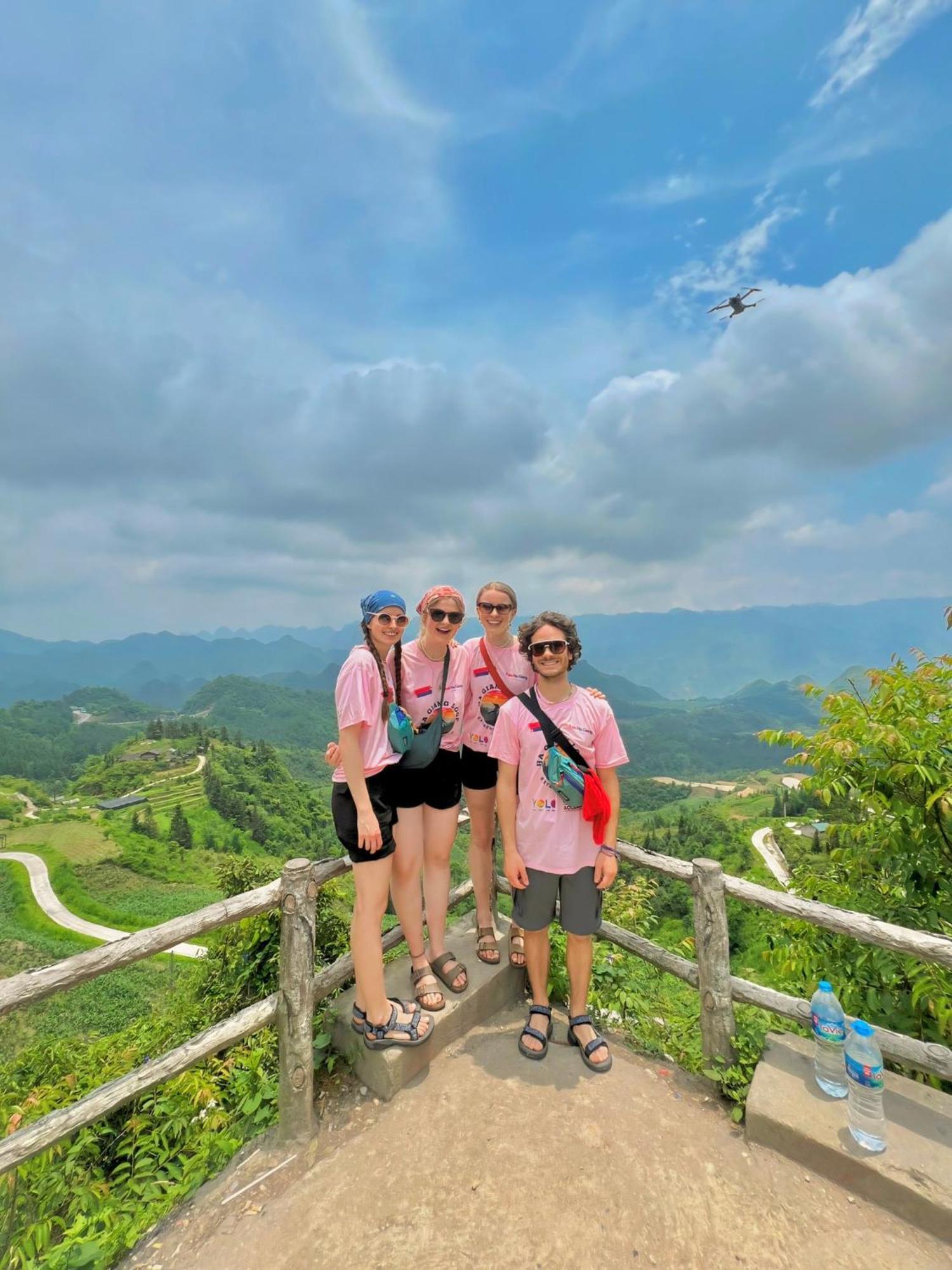 Hotel Yolo Ha Giang Adventures, Motorbike And Loop Tours Esterno foto