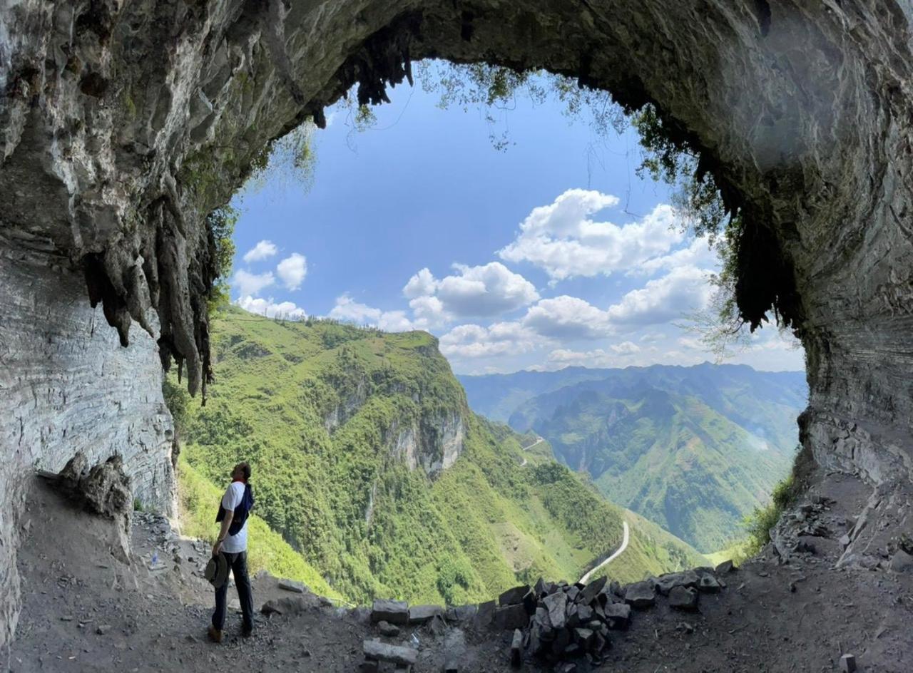Hotel Yolo Ha Giang Adventures, Motorbike And Loop Tours Esterno foto