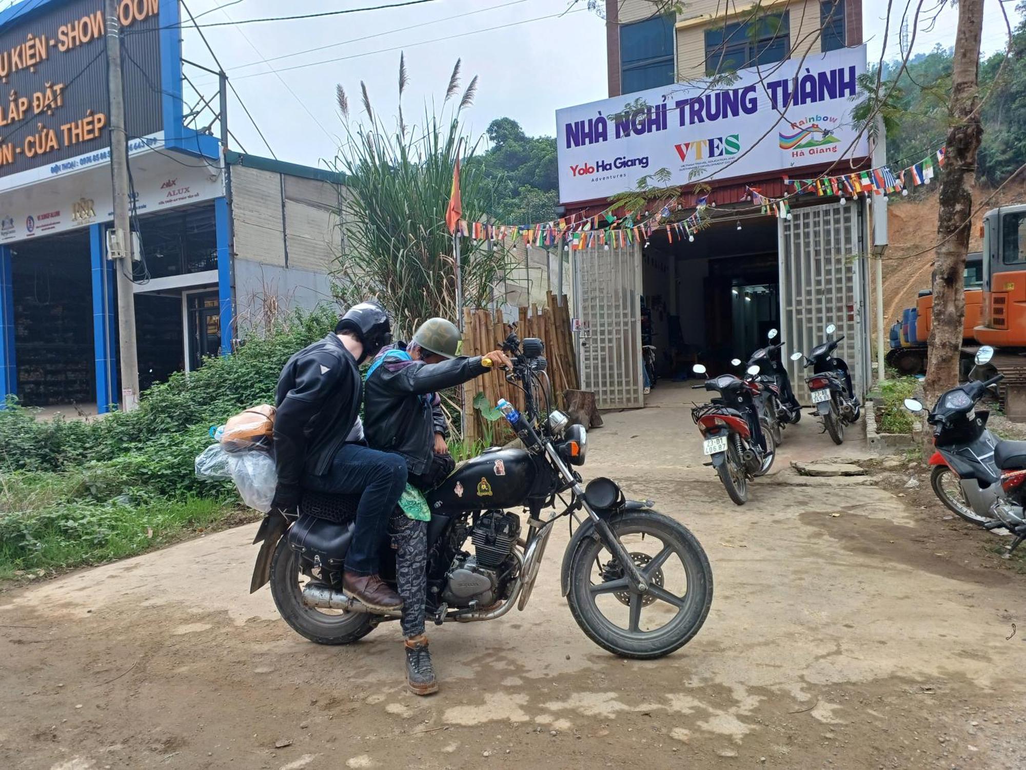 Hotel Yolo Ha Giang Adventures, Motorbike And Loop Tours Esterno foto