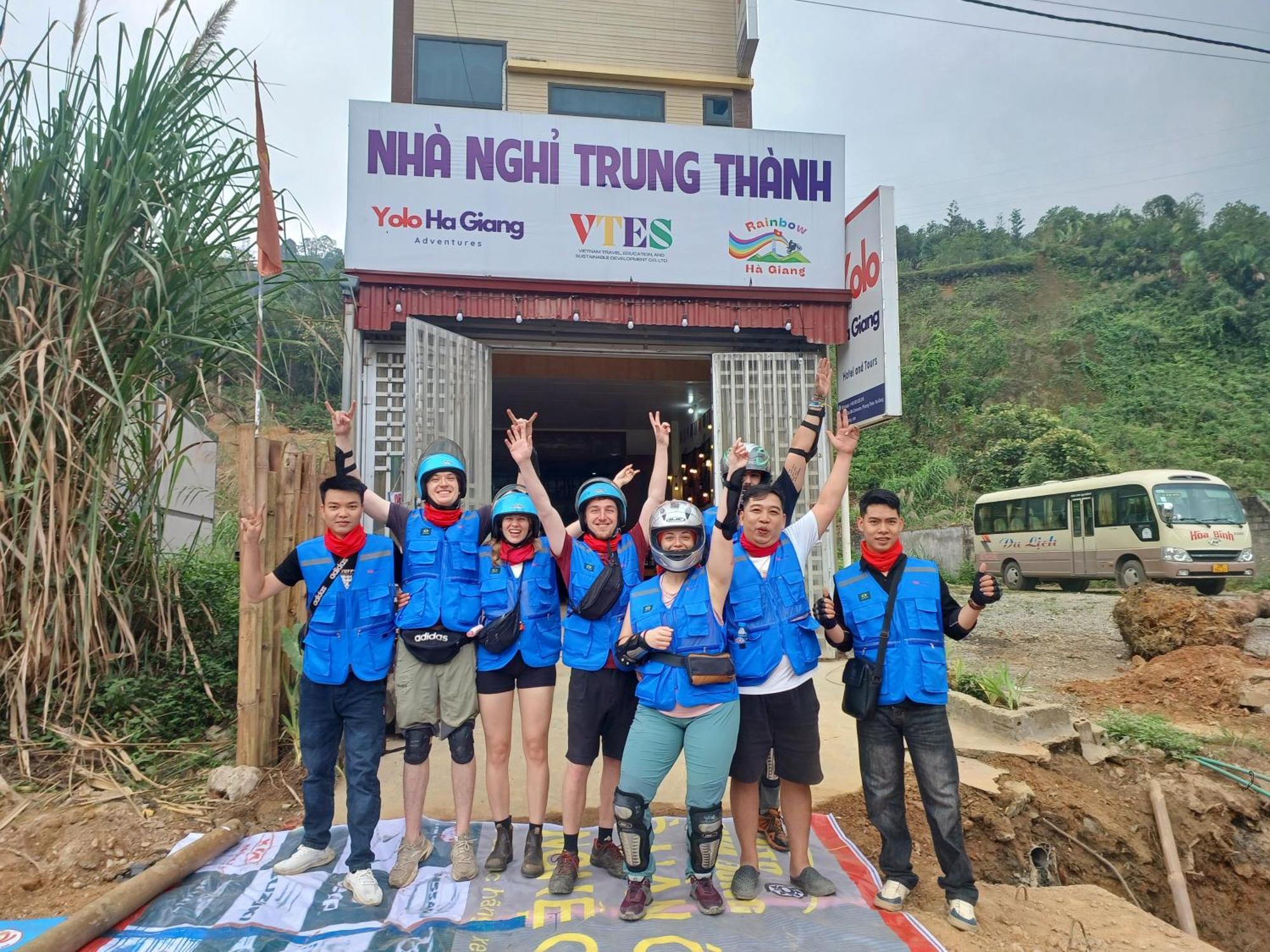 Hotel Yolo Ha Giang Adventures, Motorbike And Loop Tours Esterno foto