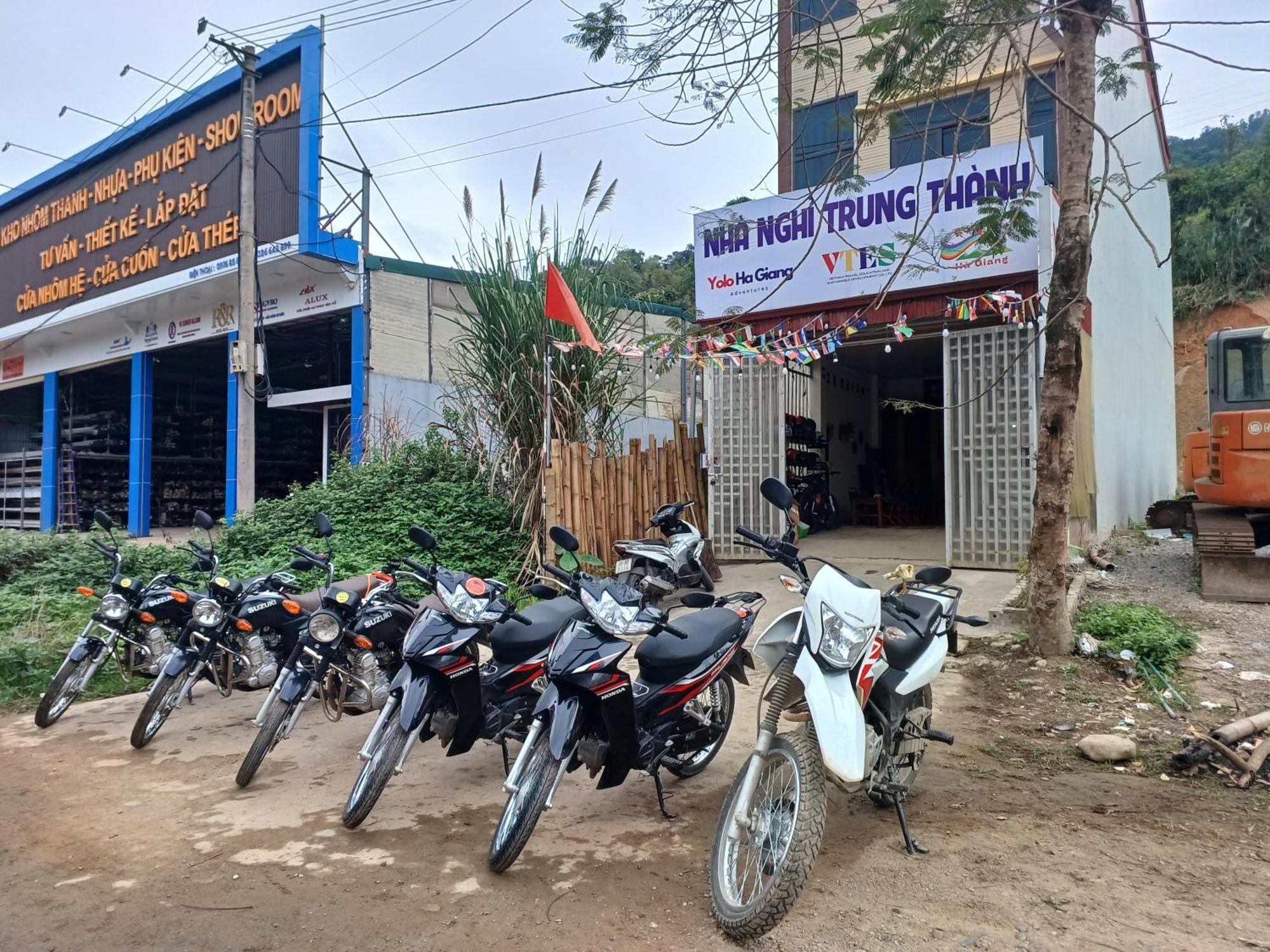 Hotel Yolo Ha Giang Adventures, Motorbike And Loop Tours Esterno foto