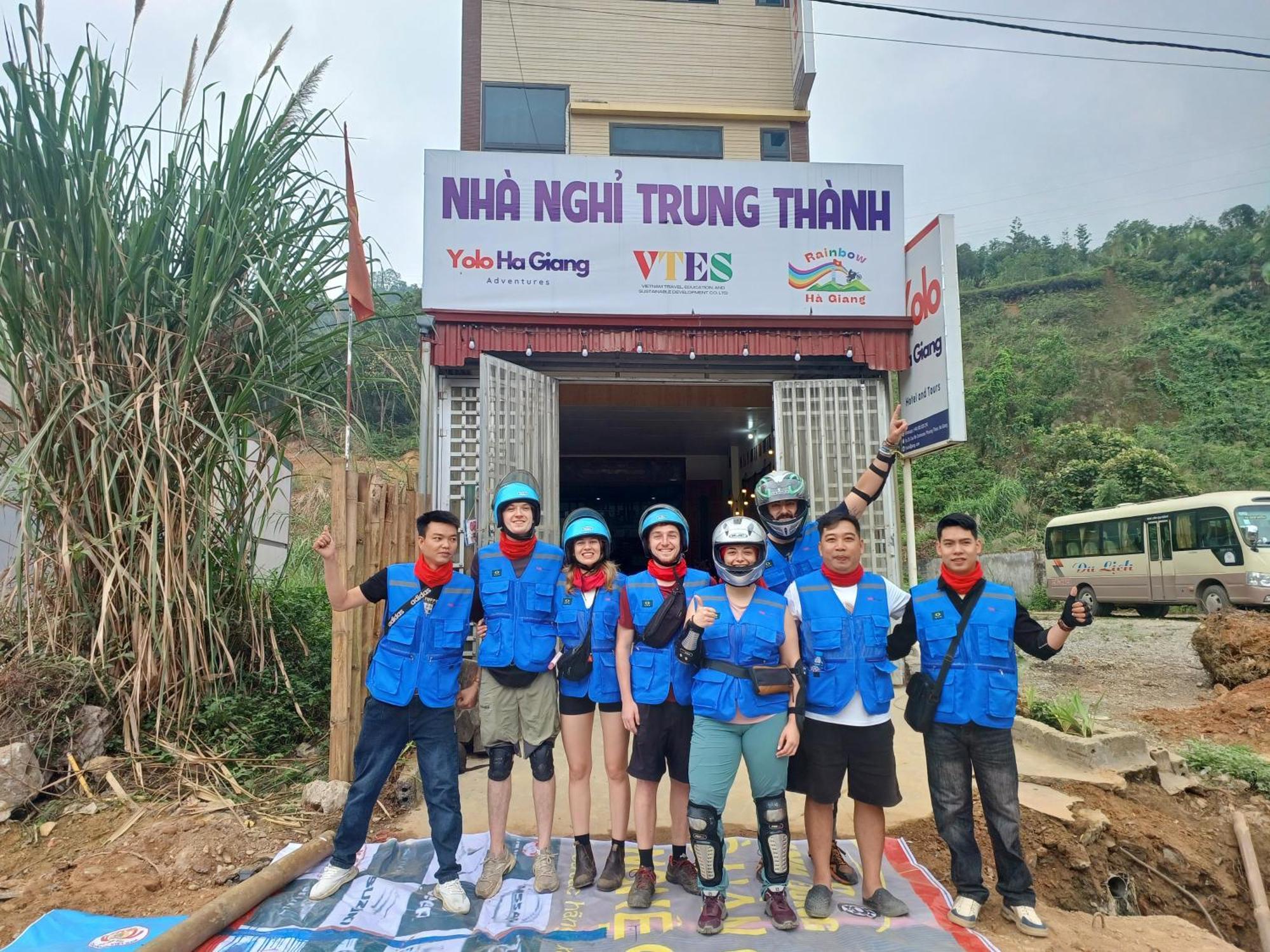 Hotel Yolo Ha Giang Adventures, Motorbike And Loop Tours Esterno foto