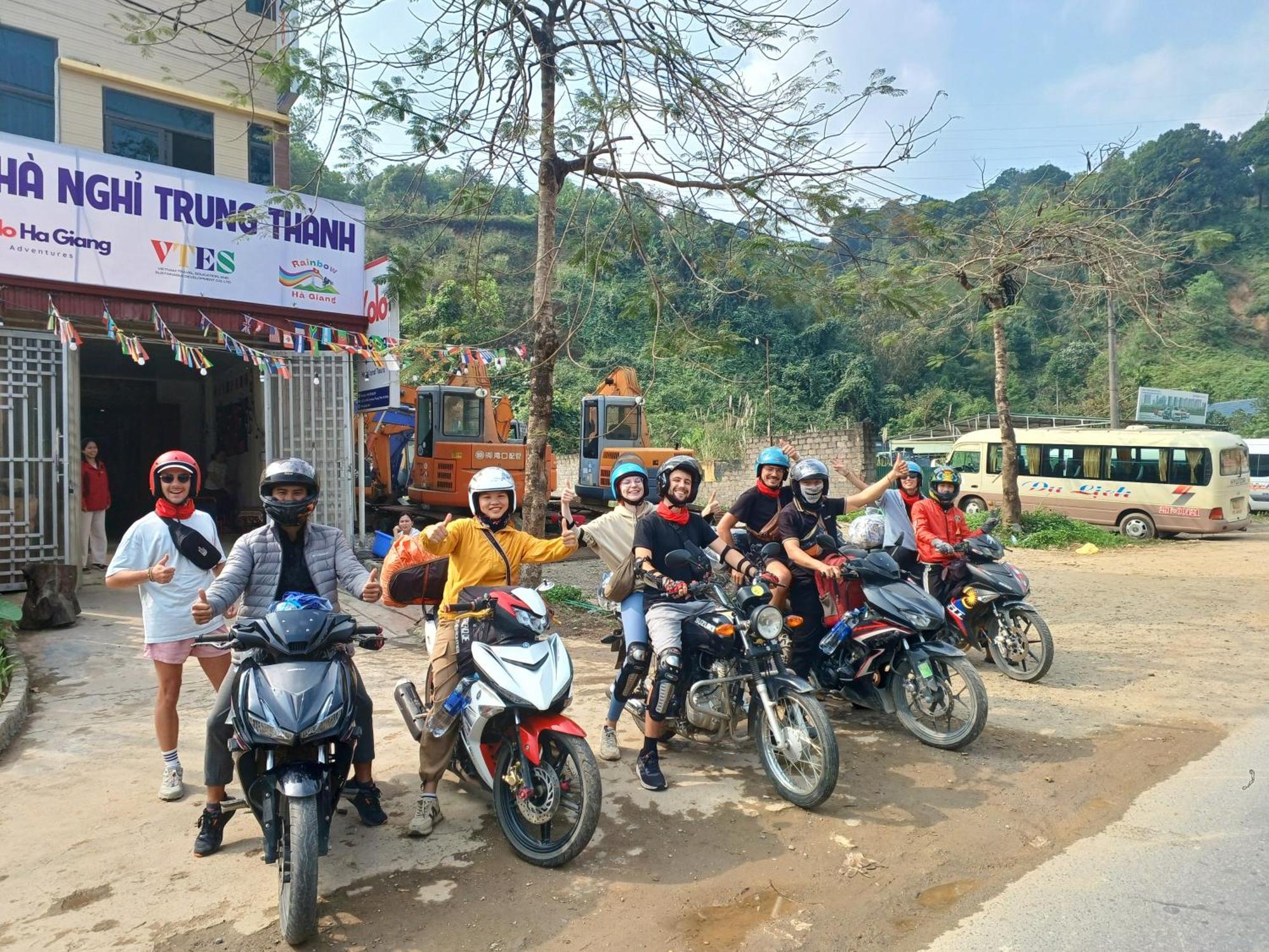 Hotel Yolo Ha Giang Adventures, Motorbike And Loop Tours Esterno foto