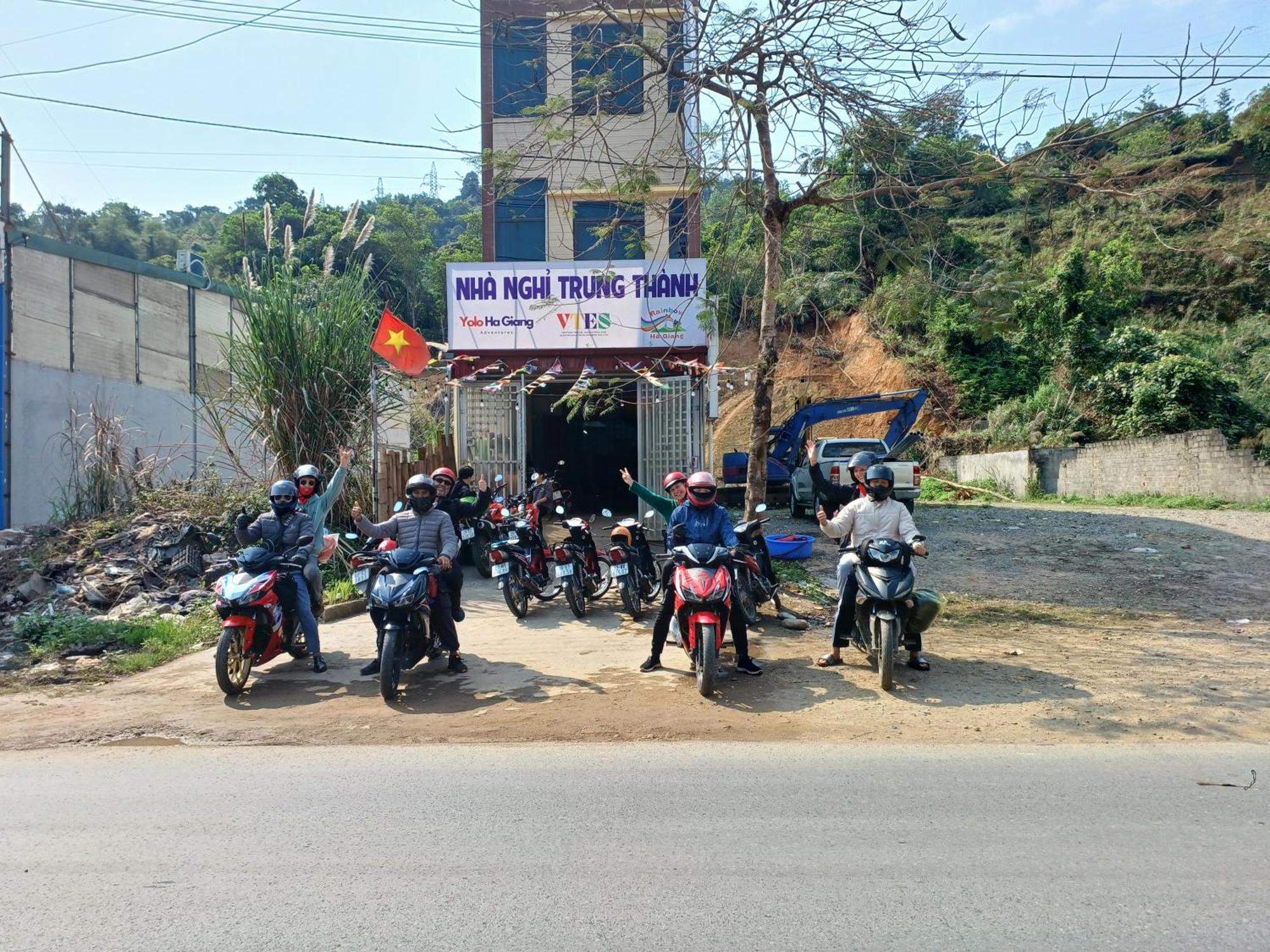 Hotel Yolo Ha Giang Adventures, Motorbike And Loop Tours Esterno foto