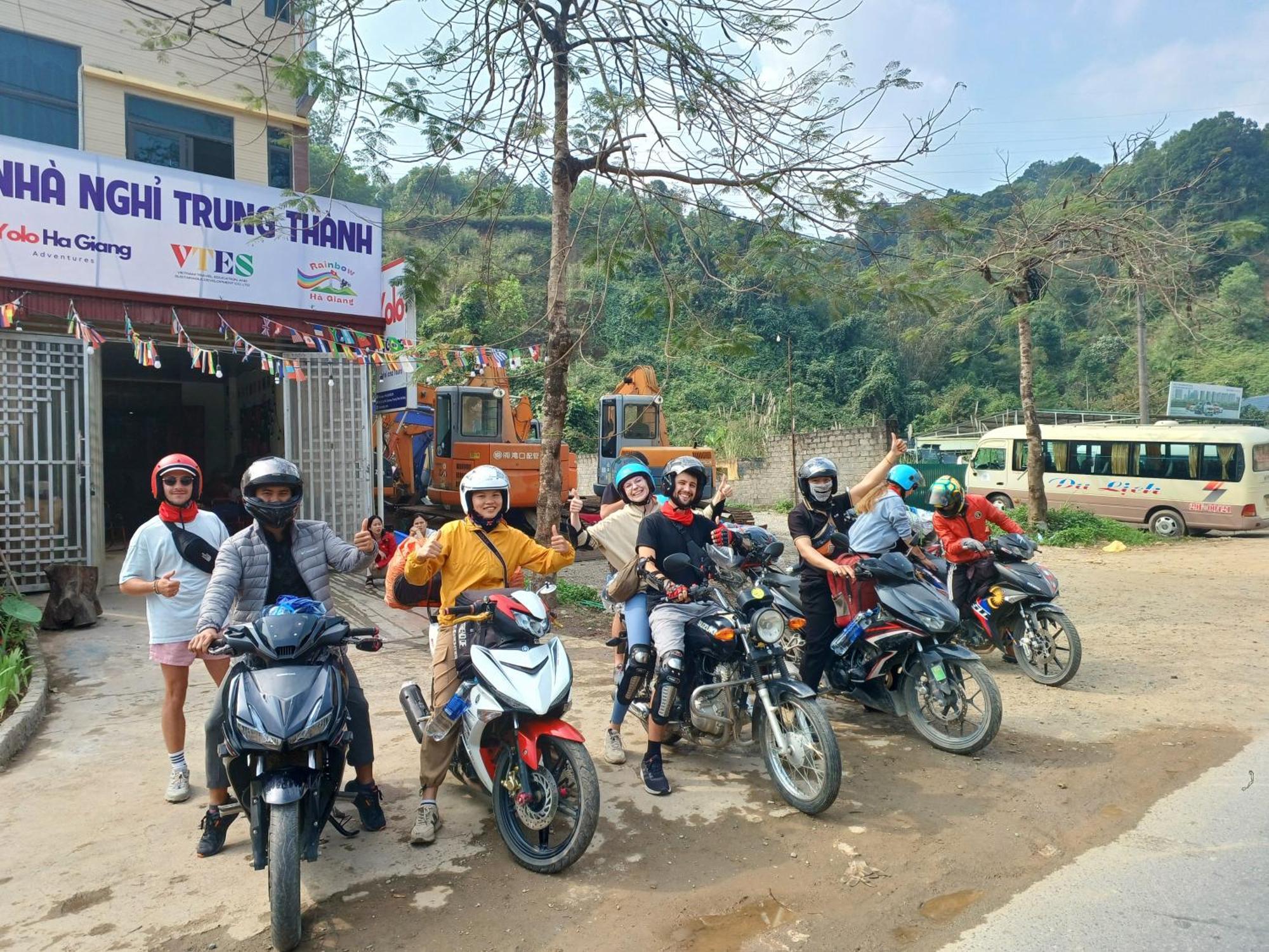Hotel Yolo Ha Giang Adventures, Motorbike And Loop Tours Esterno foto