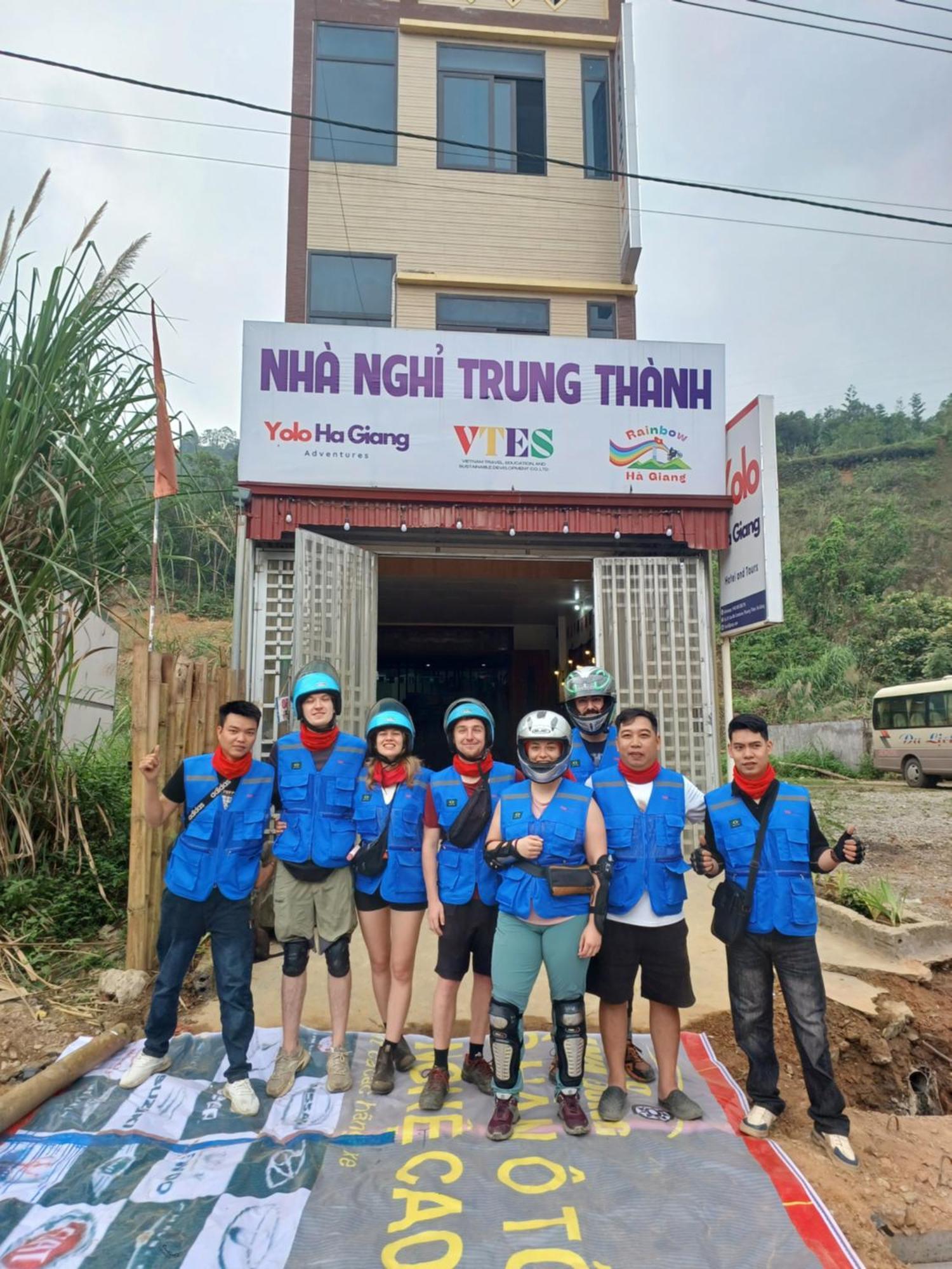 Hotel Yolo Ha Giang Adventures, Motorbike And Loop Tours Esterno foto