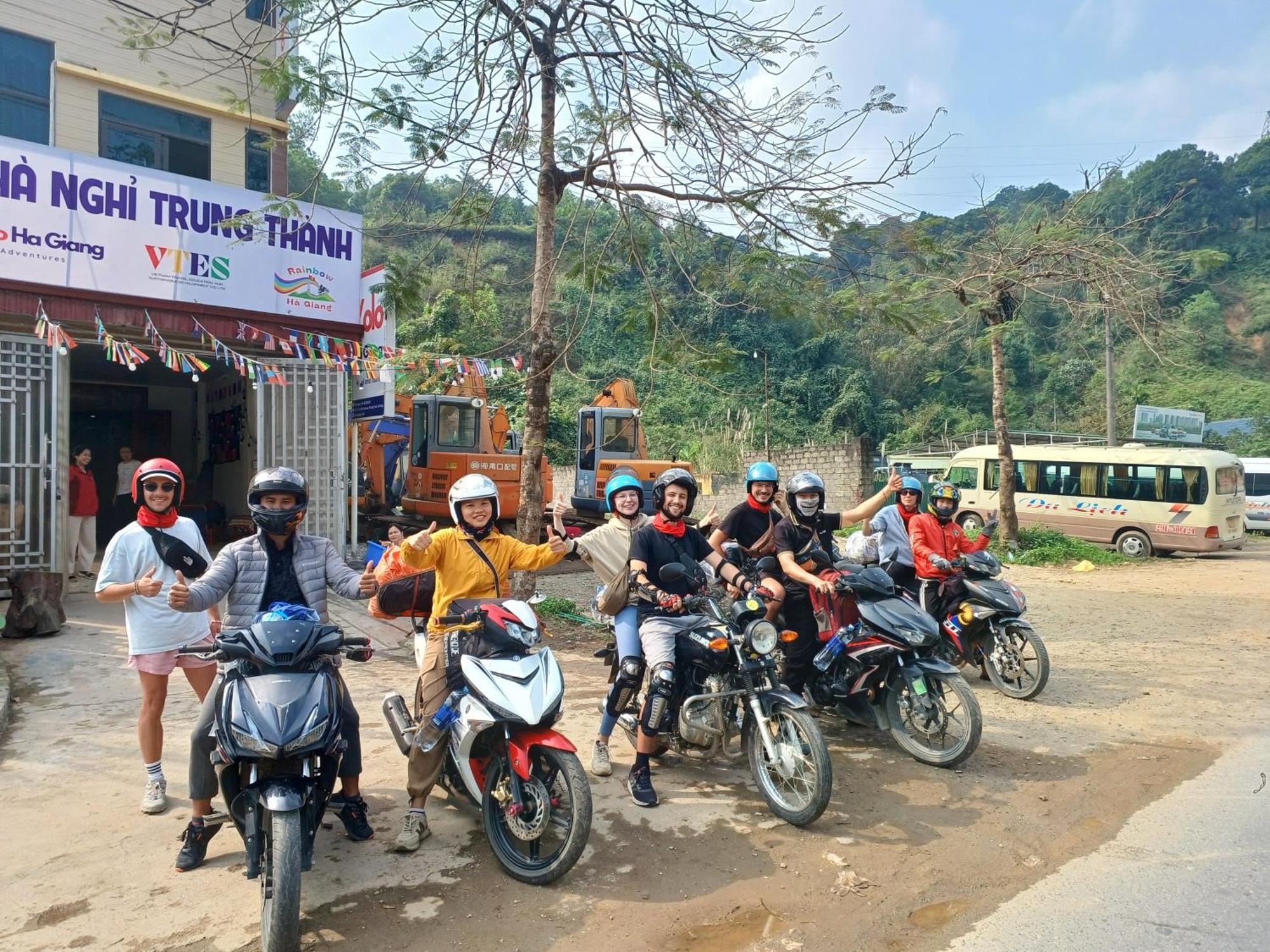 Hotel Yolo Ha Giang Adventures, Motorbike And Loop Tours Esterno foto