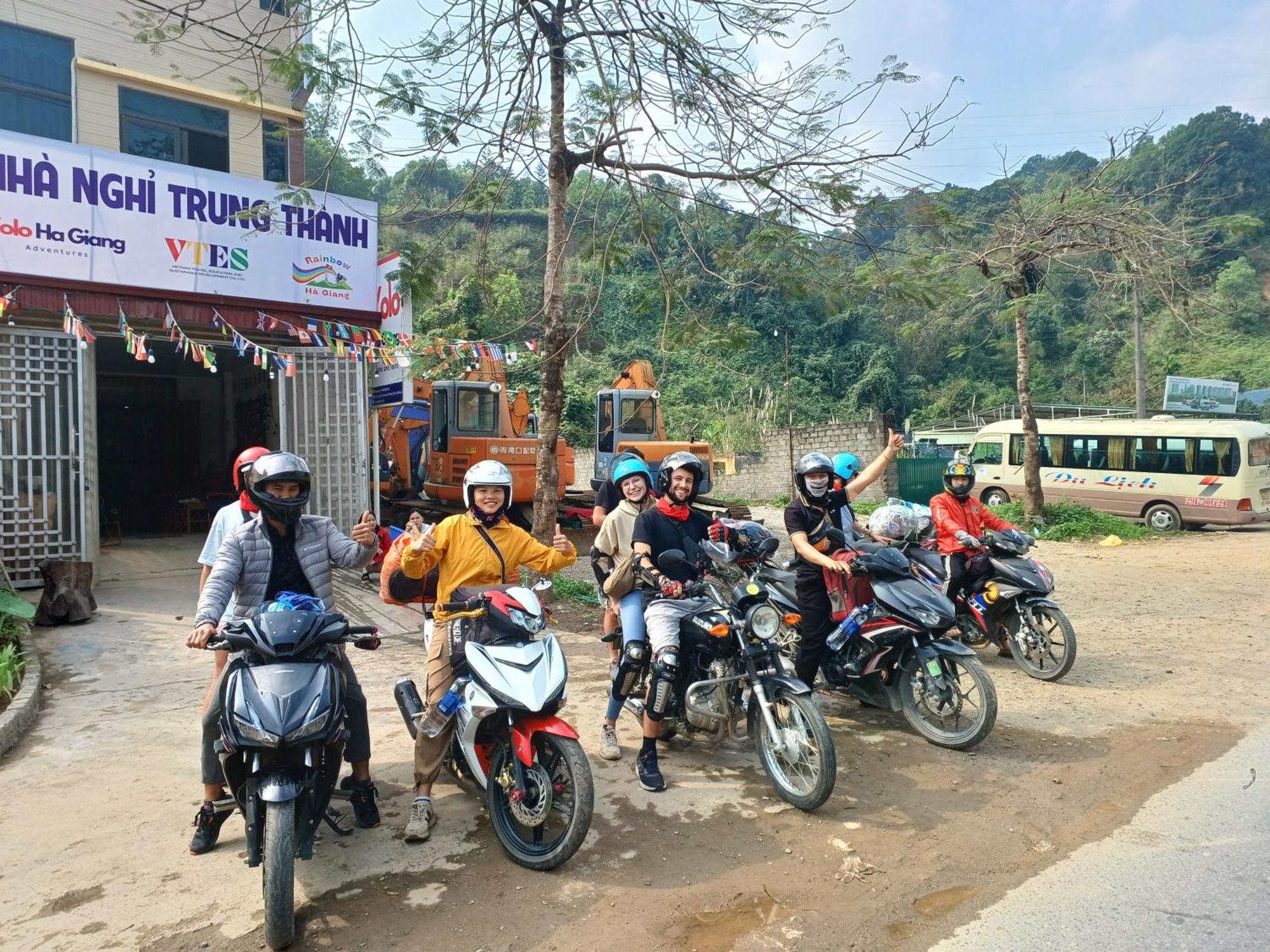 Hotel Yolo Ha Giang Adventures, Motorbike And Loop Tours Esterno foto