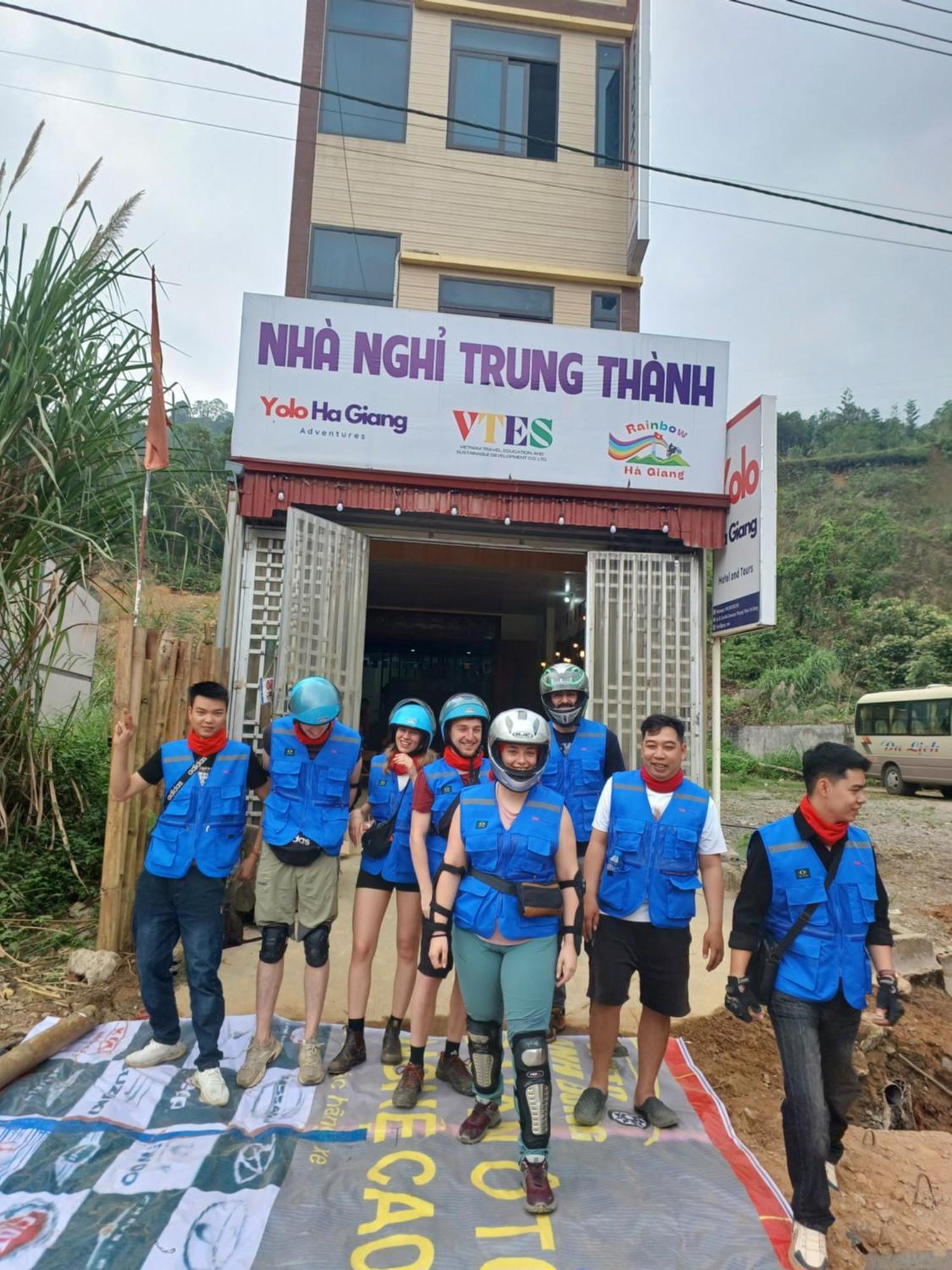 Hotel Yolo Ha Giang Adventures, Motorbike And Loop Tours Esterno foto