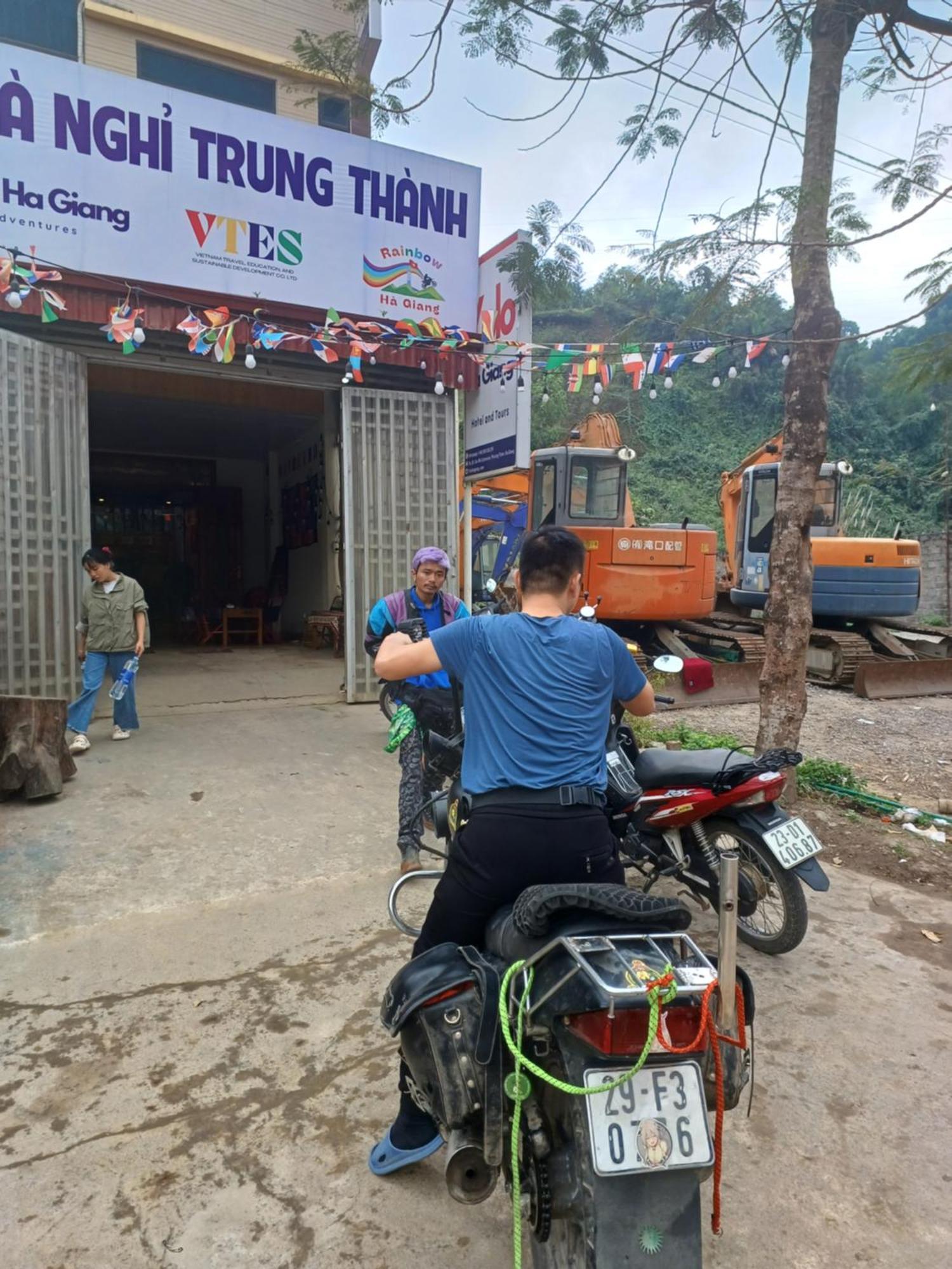 Hotel Yolo Ha Giang Adventures, Motorbike And Loop Tours Esterno foto