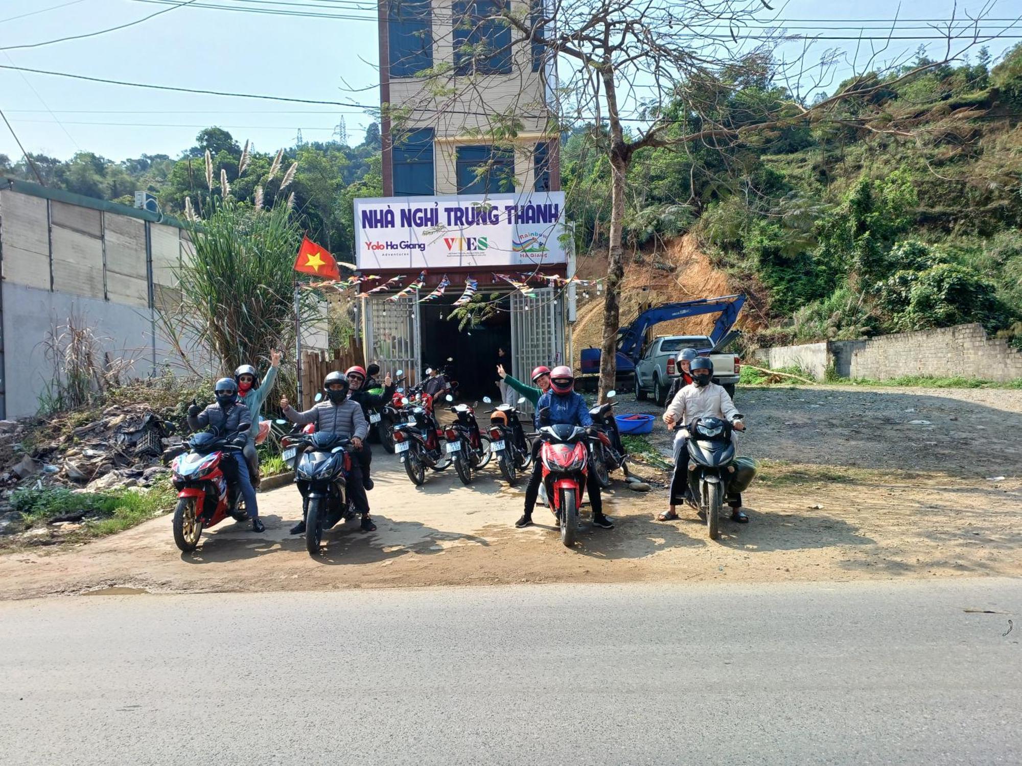 Hotel Yolo Ha Giang Adventures, Motorbike And Loop Tours Esterno foto