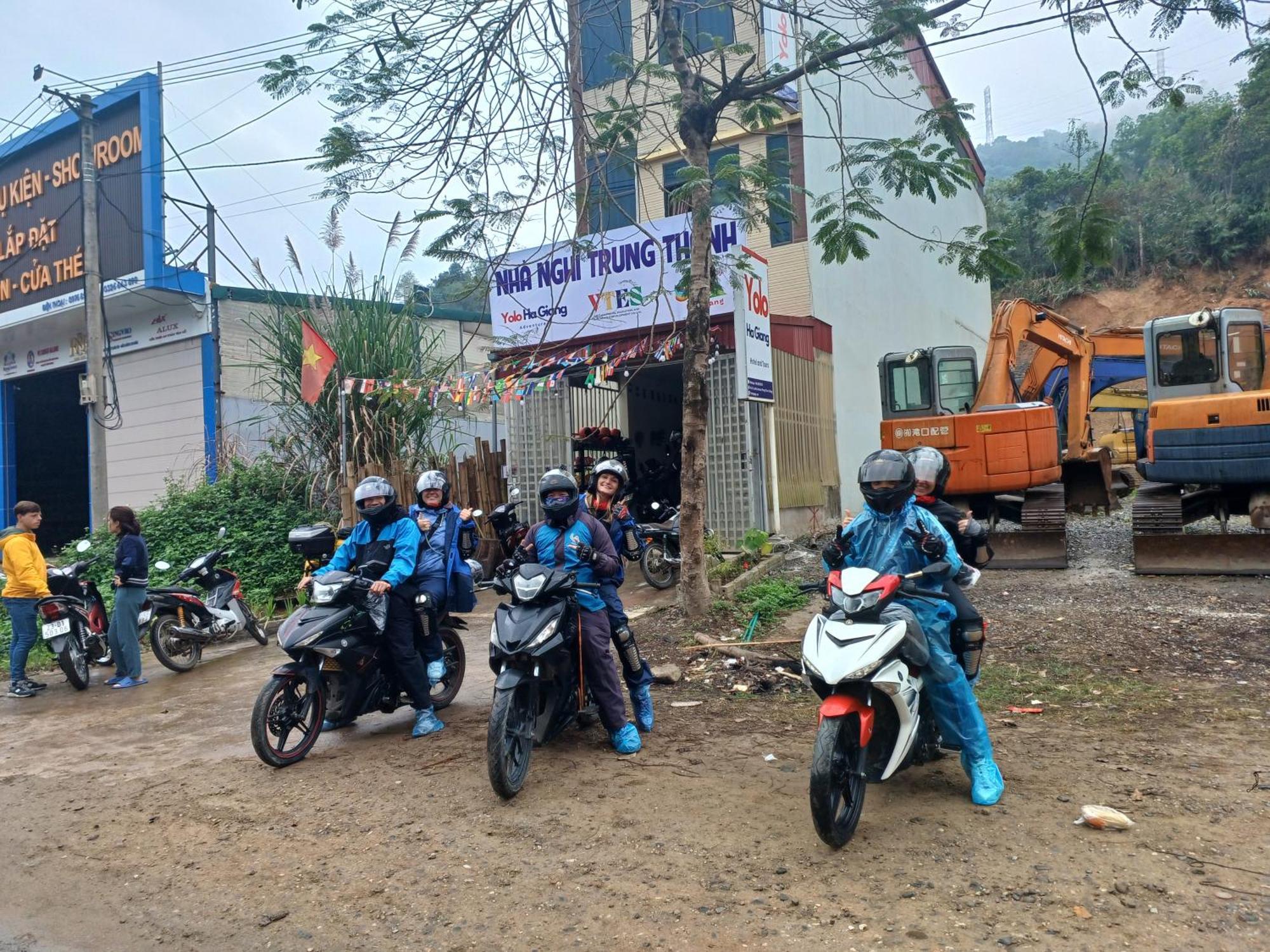 Hotel Yolo Ha Giang Adventures, Motorbike And Loop Tours Esterno foto